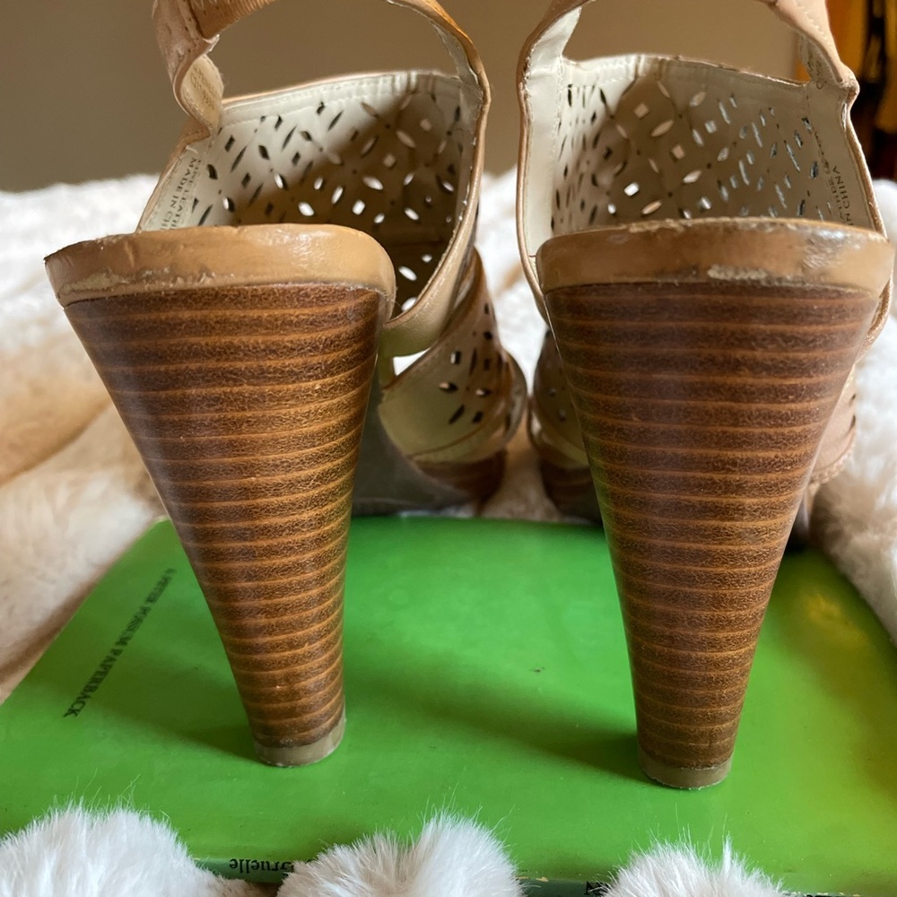 Adrienne Vittadini - lt brown heeled sandals W9 - Picture 2 of 3